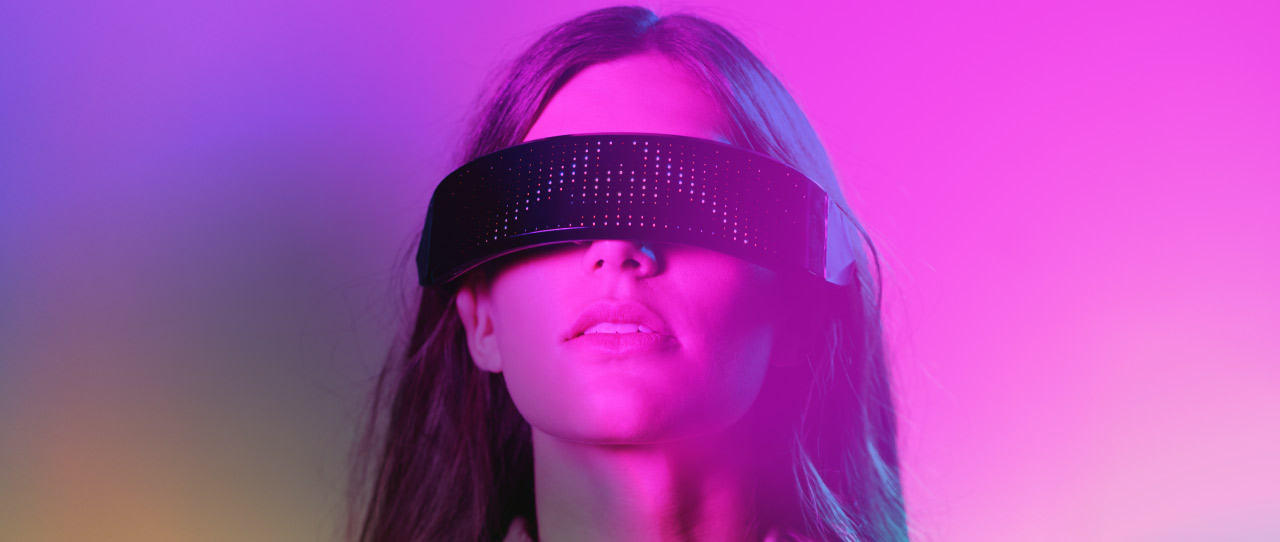 Mujer en el Metaverso con lentes de realidad virtual